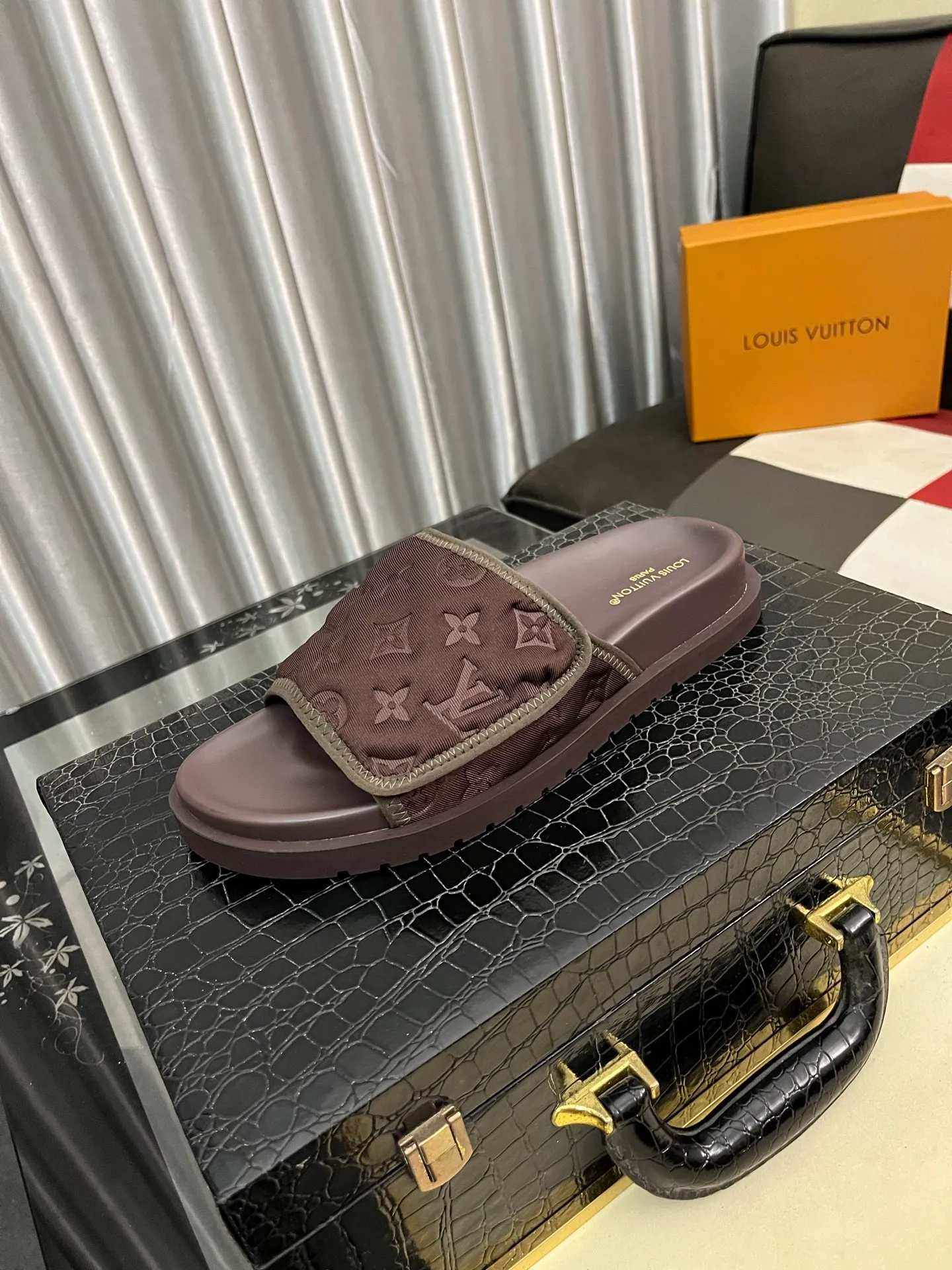 Men's men's shoes💰320⌚️⌚️[Louis Vuitton LV slippers] (high-end cowhide) counter 1:1 fashion style summer must-have! The designer used LV’s iconic outsole. The original simple slippers instantly become fashionable! The upper is made of flexible special cowhide leather straps alternately, and the workmanship is exquisite! A must-have for stylish men in summer, size 38-44